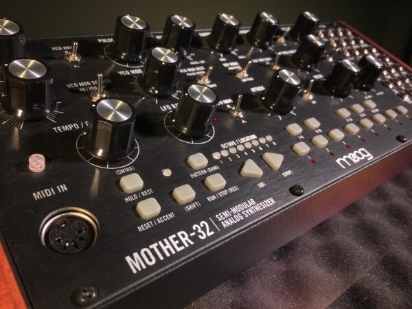 MOOG MUSIC MOTHER-32