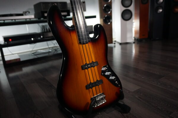 SQUIER JAZZ BASS Fretless