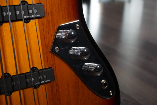 SQUIER JAZZ BASS Fretless