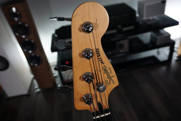 SQUIER JAZZ BASS Fretless